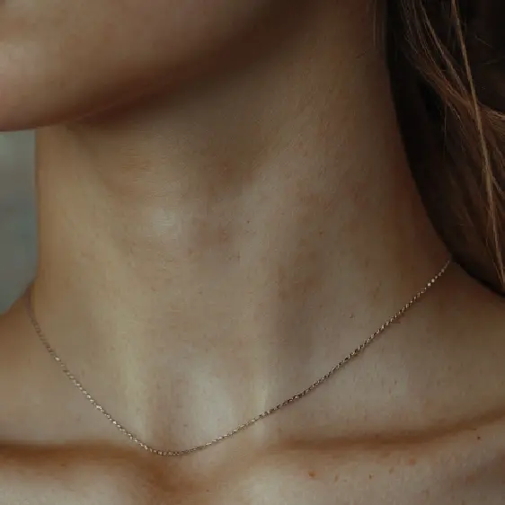 మెడ ముడతలు: అవి ఎందుకు జరుగుతాయి & వాటిని ఎలా వదిలించుకోవాలి